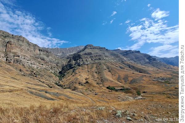 Далеко внизу остались домики Чакар и Магомеда.