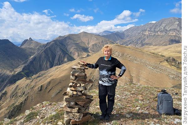 На вершине стояла такая пирамида. Я только еще один камешек добавила.