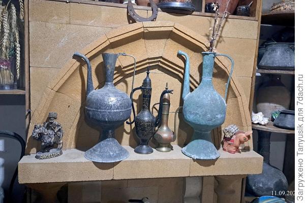 В центре - черный индийский кувшин. Ручная работа. Купили в Узбекистане и передали в дар музею Теймура.