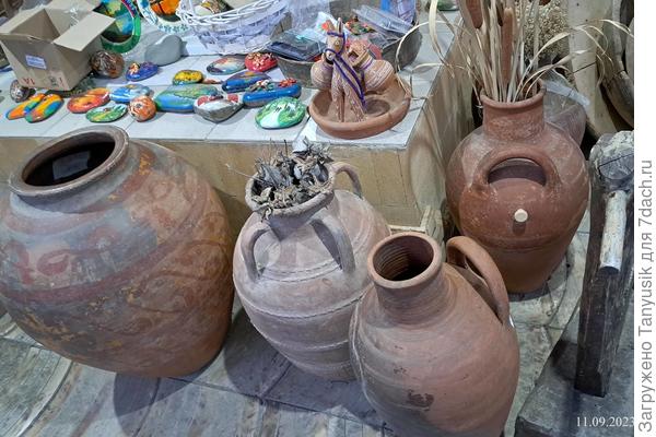 Слева, самый большой, кувшин для вина на 130 литров. 17-18 век.