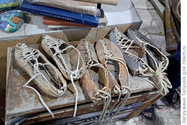 Слева - из бычьей кожи. У них подошва быстро стиралась. В центре - из кожи буйвола. Очень прочные. Им сноса нет!