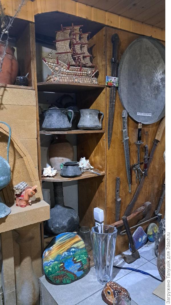 Справа на стене - холодное оружие.