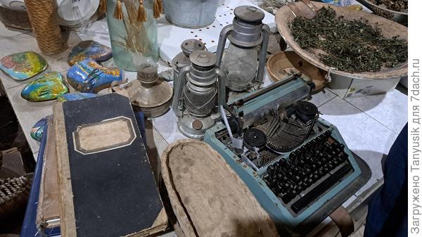 Коллекция денег - справа в этой старой обложке. Каждая монета или бумажная деньга в отдельном зип-пакетике.