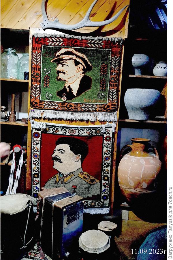 Много экспонатов из советской эпохи. Это коврики с изображением Ленина. Есть палас из технической конопли.