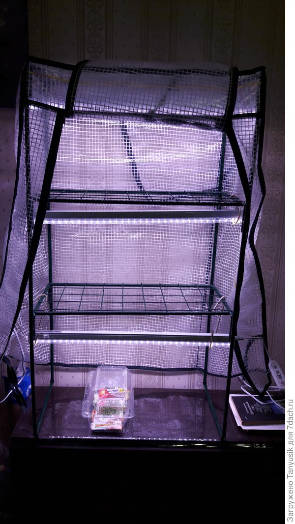 Такой парник не покупайте, шатается.