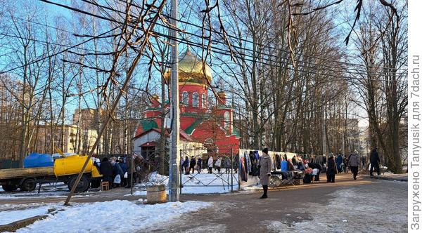 Всех православных поздравляю с Крещением Господнем! Это у нас в Горелово сегодня - очередь за святой водой.