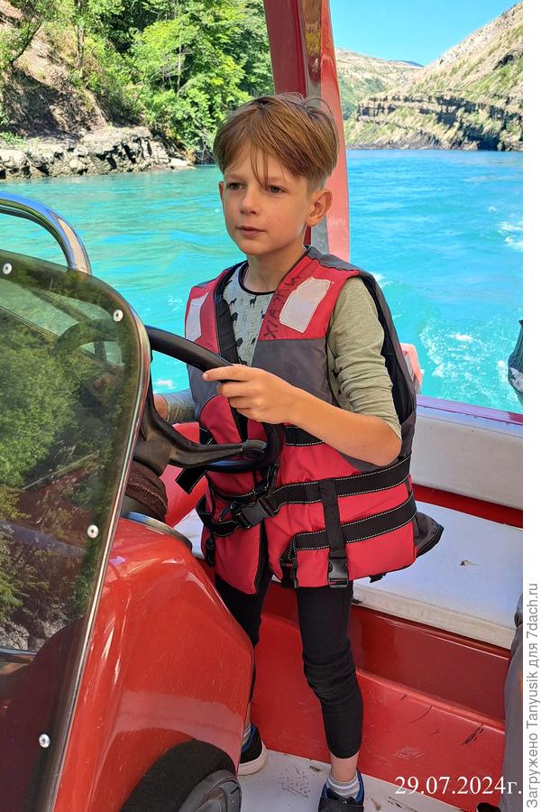 Макару даже дали порулить.