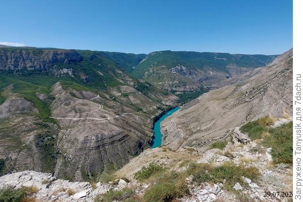 С высоты видно, насколько протяженный Сулакский каньон. И то, не от края до края.