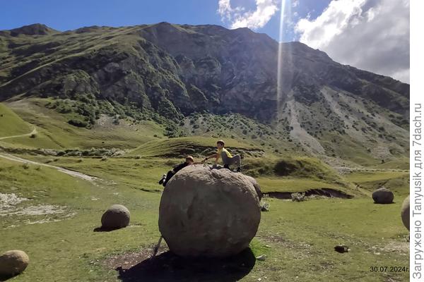 Но мальчишки справились, помогая друг другу.