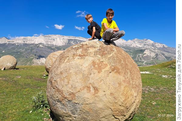 Залезть на такой камешек не так-то просто!