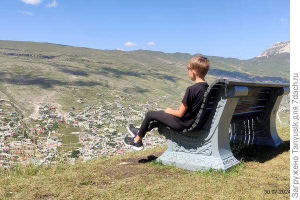 А на краю обрыва - скамеечка. Можно отдохнуть, расслабиться, обозревая село внизу.
