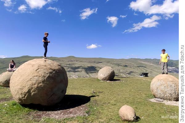 Круглые камни диаметром до двух метров.