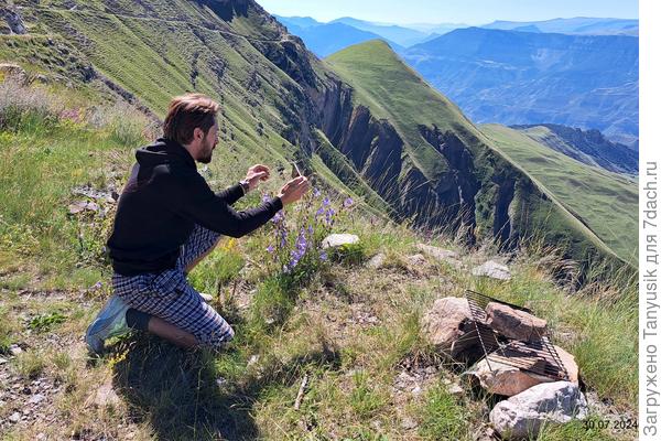 Леша фотографирует колокольчики для жены-)) Это так мило!