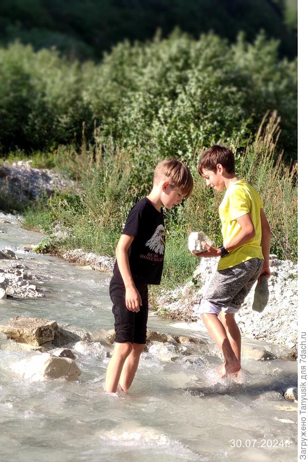 Остановились на берегу горной речушки. Ребята, наслушавшись про плотину, решили сам ее построить-))