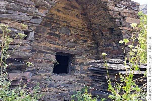 Когда человек чувствовал, что скоро умрет, он сам заходил в склеп и ложился на полку. Если не было свободного места, сбрасывал скелет на пол. Таким образом, в одном склепе могло быть до 100 скелетов.