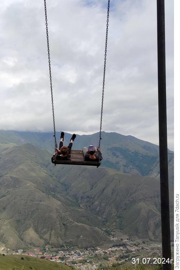 А вот и качели на краю обрыва. Они реально огромные!