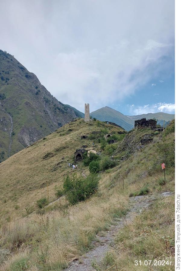 Город мертвых на вершине горы.