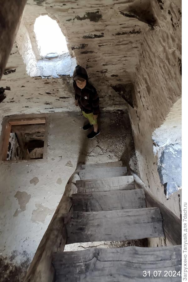 Внутри башни. Карабкаться здесь непросто!