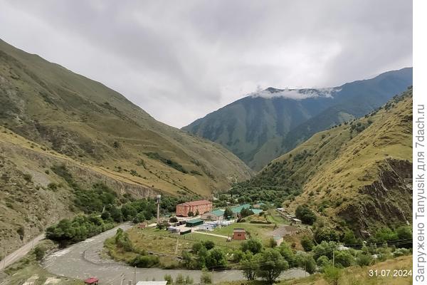 Вид из Города мертвых на погранзаставу. Граница с Грузией в 5 км.