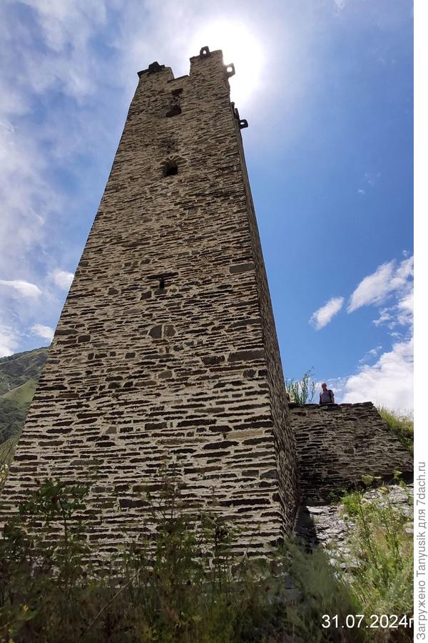 Задача этой башни - защищать проход в Грузию.