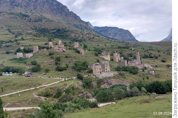 Здесь 5 боевых, 6 полубоевых, 50 жилых башен и 106 родовых склепов.