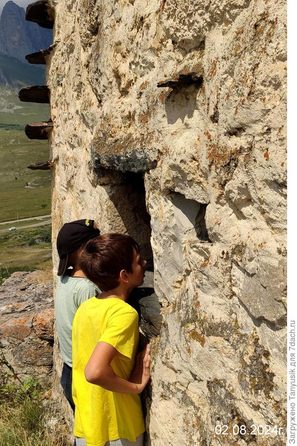 В каждом домике есть оконце для вентиляции. Заглянув, можно увидеть кучу костей в истлевшей одежде.