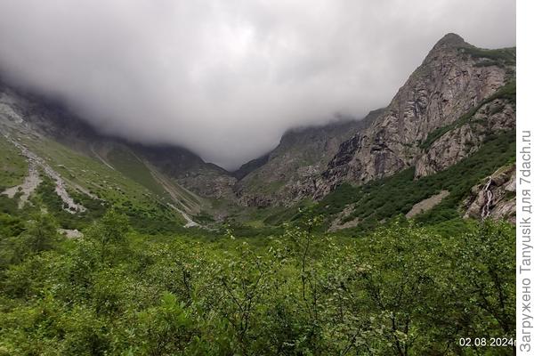 Со всех сторон нас окружают горы, укутанные облаками. И кажется, что некоторые водопады истекают прямо с неба.