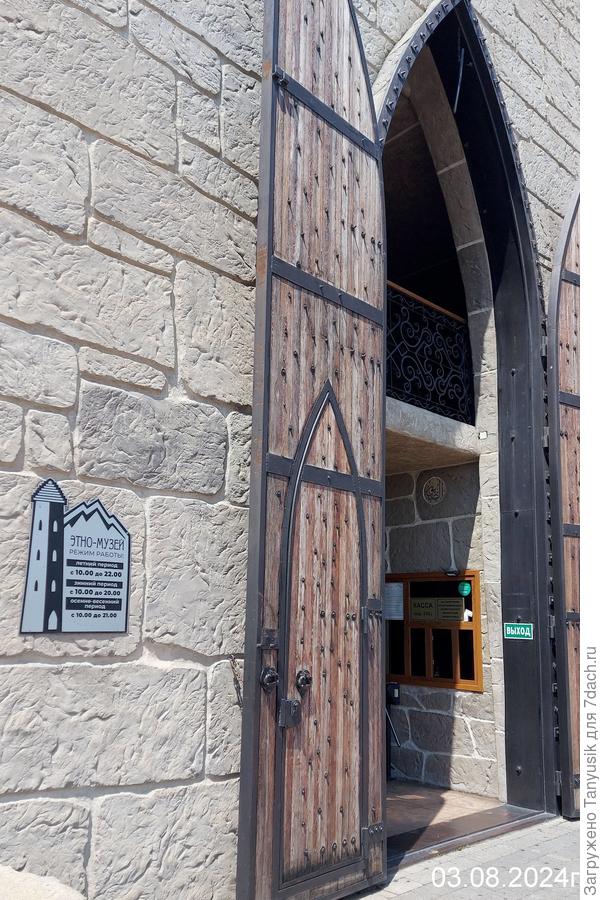 Вход в башню напоминает вход в старинный замок.