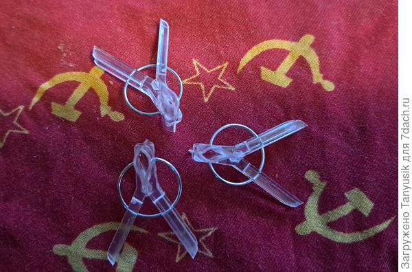 Клипсы такие. Были бы баклажаны такие же толстенькие как подвои, тогда они плотнее бы захватили привтвеу. Но я изначально собиралась дклать только уколом, поэтому мне томаты нужны были потолще, чтобы зубочистка помещалась.