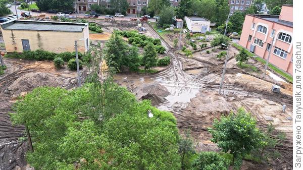 А это благоустройство территории перед нашим домом в городе. Грязь месят и месят, а лужа все равно не уходит.