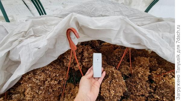 Второй воздушный слой - под лутрасилом. За температурой следит датчик "метеостанции".