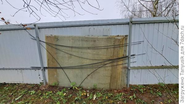 Вот так, в укромном уголке у забора хранится поликарбонат и арматура, занимая очень мало места.