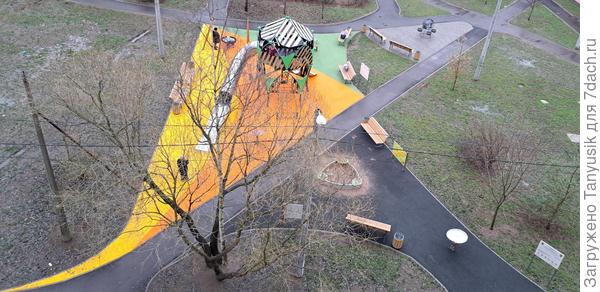 Единственное цветное пятно в окружающей серой действительности - новая детская площадка.