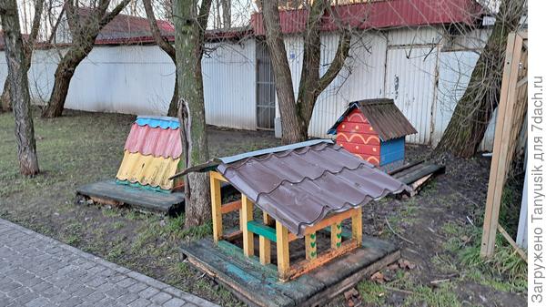 Эти домики для уток были на воде. На зиму... вытащили на берег