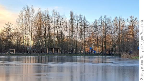 На противоположном берегу - горки