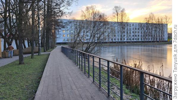 Сделали ограду - перильца