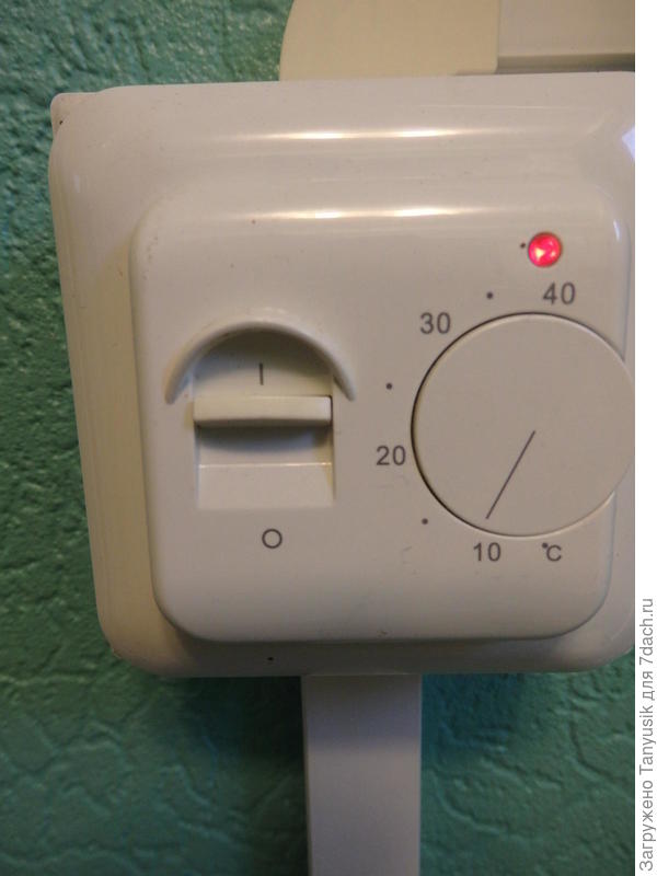 Управление температурой «теплого пола», который под домом в коробе, осуществляется из санузла с помощью такого переключателя в доме. Вчера установила на +25.