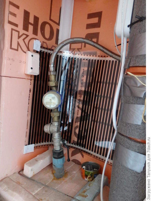 Внутри короб обшит пенополистиролом. А чтобы и зимой было тепло, приделаны кусочки «теплого пола»