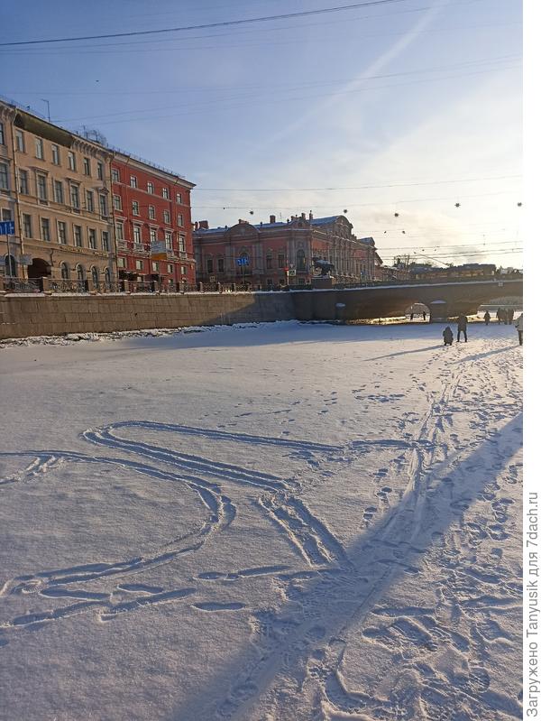 Остыли реки, и земля остыла, и Фонтанка застыла. Можно кататься по рекам и каналам Питера на лыжах и коньках.