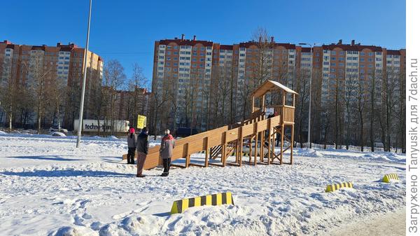 В связи с отсутствием снеговых гор поставили деревянную горку. Дети с радостью катаются с нее на ватрушках.