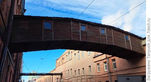 Деревянный переход соединяет два здания Торгового дома Брусницыных — фабрику и флигель. Построен в 1871 г.