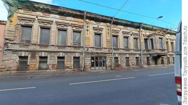 Особняк Брусницына (основатель кожевенной фабрики) на Кожевенной линии. Очень колоритная улица. Здесь снимали многие фильмы, действие которых происходит в позапрошлом веке.