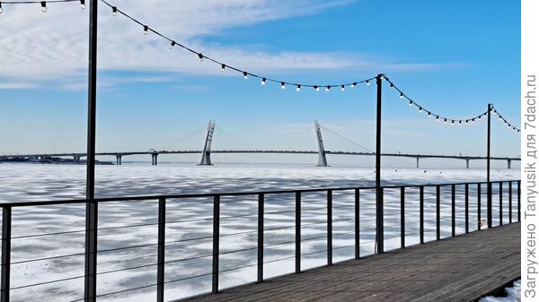 Вантовый мост в устье Невы. Проезд по мосту платный, пешеходное и велосипедное движение по мосту запрещено. Там вдали видны рыбаки на льду.