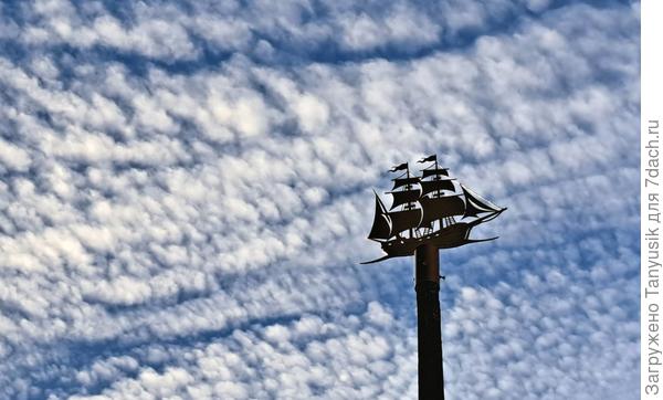Кто-то прикрепил символ нашего города на столб. Красиво плявет в весенних облаках