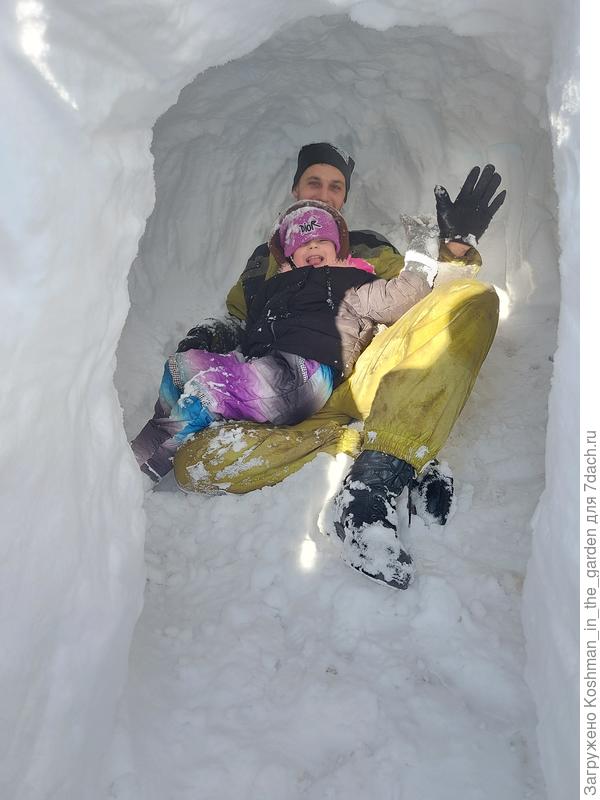 Построили снежную лачугу) Дети счастливы