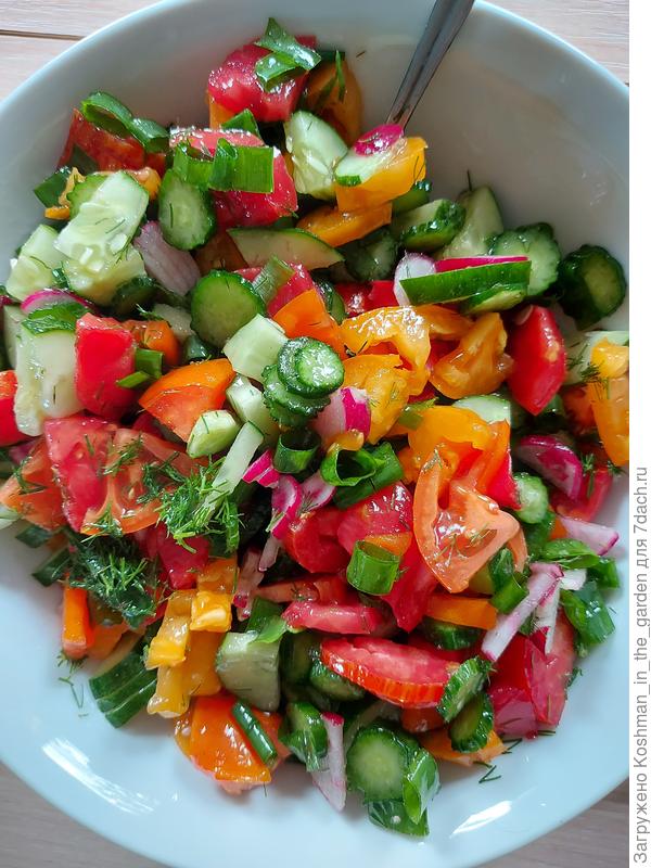 Томаты &#39;Мон Амур&#39; и &#39;Янтарный купол&#39; в овощном салате