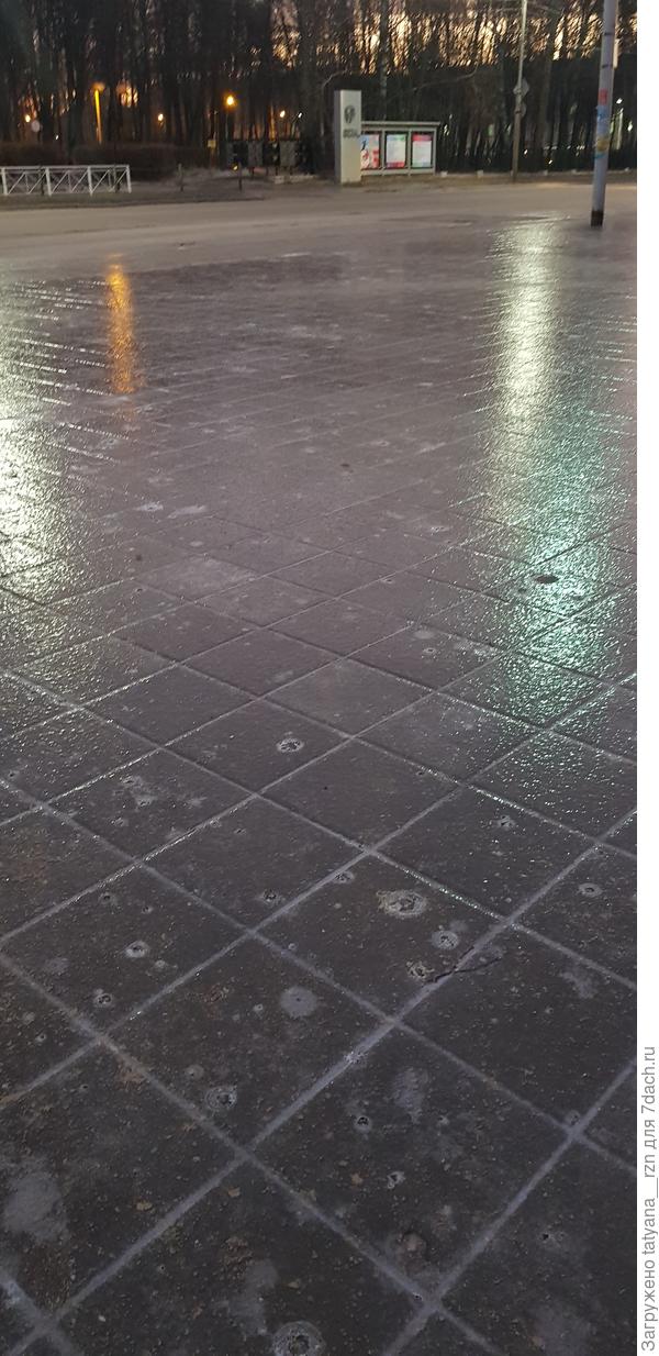 Ни одной слежинки и полнейший гололед...