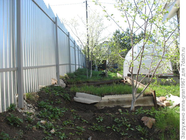 Вид вдоль верхнего забора. Здесь проход с самой верхней террасы и проход за домом (правая часть фото)