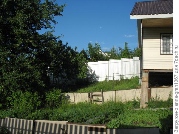 Вид с "нулевого" уровня, от ворот