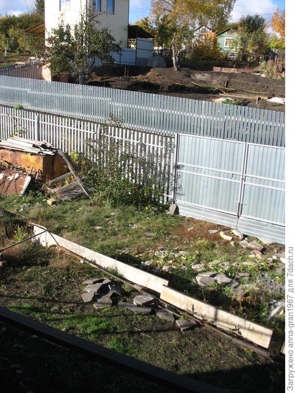 Ворота дополняют полотна профлиста, чтобы закрыть пространство под воротами